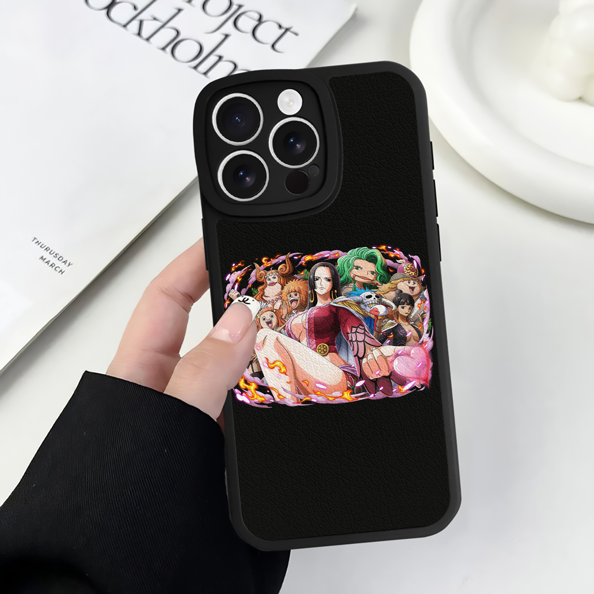 （画像用） ワンピース ボア・ハンコック ONE PIECE Boa·Hancock 【iPhone 16シリーズ対応】シリコンスマホケース（レザー調） 材質：シリコン
